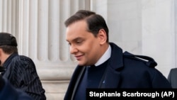 El representante George Santos, republicano por Nueva York, abandona el Capitolio después de ser expulsado de la Cámara de Representantes, el viernes 1 de diciembre de 2023, en Washington. (Foto AP/Stephanie Scarbrough)