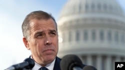 Hunter Biden, hijo del presidente Joe Biden, habla con los periodistas en el Capitolio de EE.UU., en Washington, miércoles 13 de diciembre de 2023 (AP Photo/Jose Luis Magana)