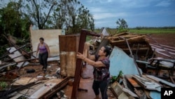 La gente recupera pertenencias de sus casas, que fueron destruidas por el huracán Rafael, en Alquízar, Cuba, el jueves 7 de noviembre de 2024. (Foto AP/Ramón Espinosa)